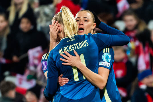 Fridolina Rolfö of Sweden celebrate with Stina Blackstenius