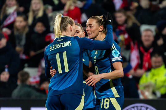 Fridolina Rolfö of Sweden celebrate with Stina Blackstenius