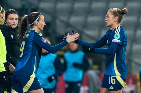 Filippa Angeldahl changes with Kosovare Asllani of Sweden