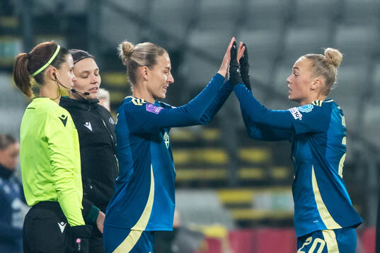 Hanna Bennison changes with Emma Kullberg of Sweden