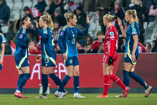 Kosovare Asllani, Rebecka Blomqvist, Emma Kullberg and