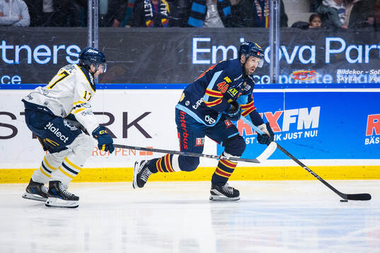 Djurgårdens Dick Axelsson och Södertäljes Amil Krupic