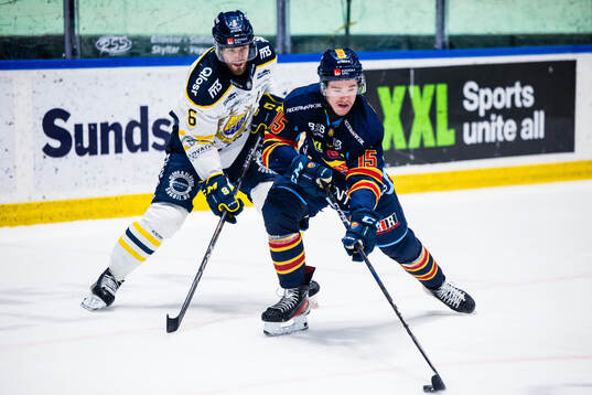 Södertäljes Olli Vainio och Djurgårdens Filip Eriksson