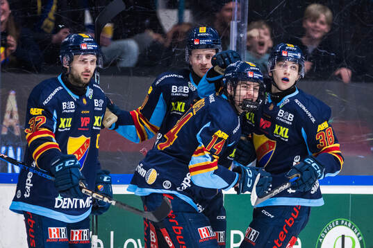 Djurgårdens Anton Frondell jublar med Victor Eklund