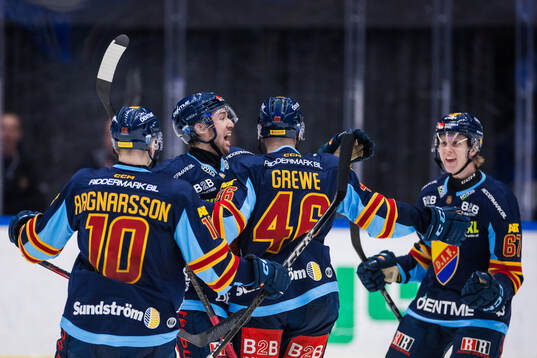 Djurgårdens Albin Grewe jublar med lagkamrater