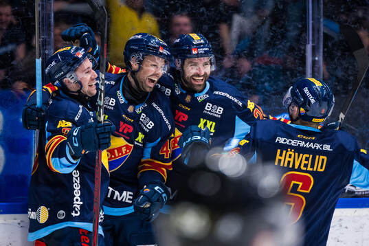 Djurgårdens Dick Axelsson jublar med August Berg, Ludvig