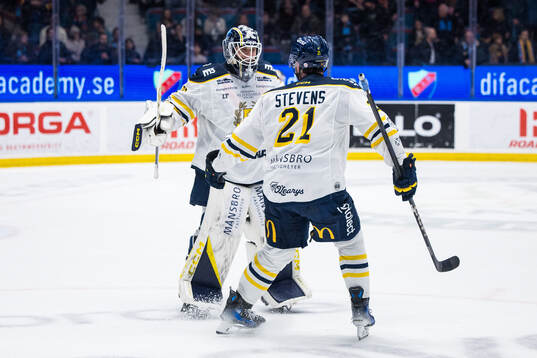 Södertäljes Oliver Håkansson och Nolan Stevens jublar
