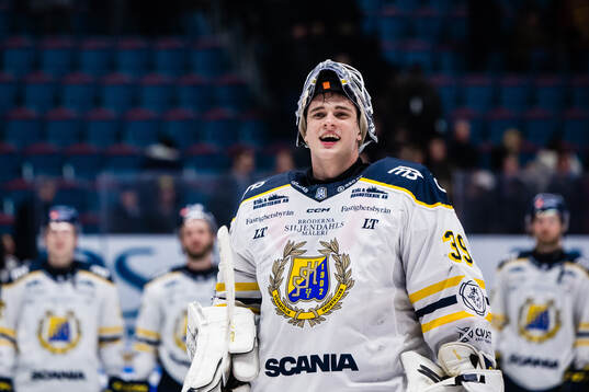 Södertäljes målvakt Oliver Håkansson jublar
