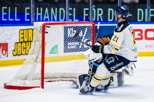 Södertäljes Nolan Stevens gör mål i straffläggningen