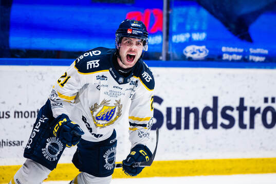 Södertäljes Nolan Stevens jublar i straffläggningen