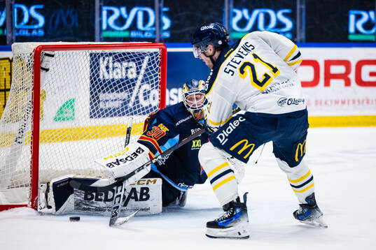 Södertäljes Nolan Stevens gör mål bakom Djurgårdens