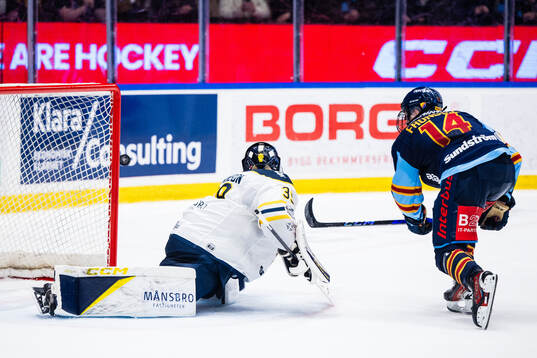 Djurgårdens Anton Frondell missar en straff i