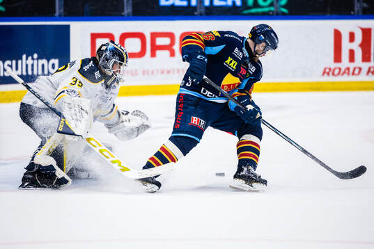 Södertäljes målvakt Oliver Håkansson och Djurgårdens
