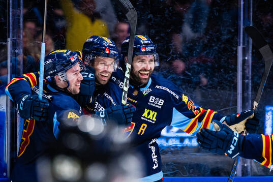 Djurgårdens Dick Axelsson jublar med August Berg och