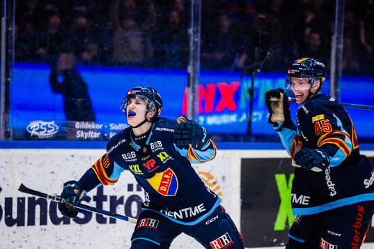 Djurgårdens Victor Eklund jublar med Hugo Blixt