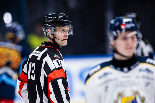 Domare Stefan Leijonklo ‘under ishockeymatchen i
