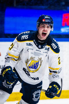 Södertäljes Nolan Stevens jublar i straffläggningen