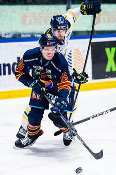 Djurgårdens Filip Eriksson och Södertäljes Olli Vainio