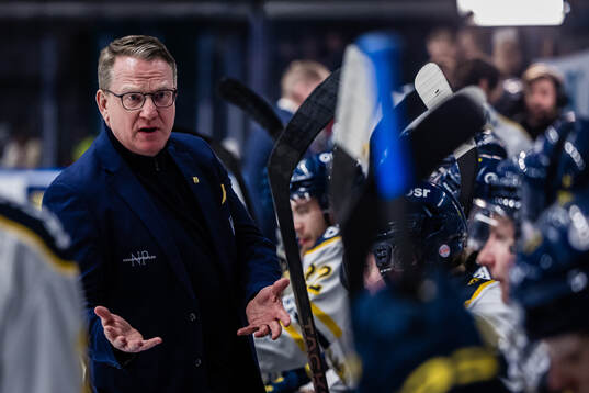 Södertäljes tränare Magnus Bogren i en timeout