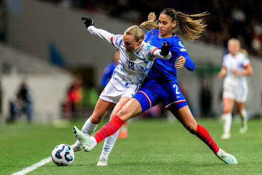 Frida Maanum of Norway and Maelle Lakrar of France