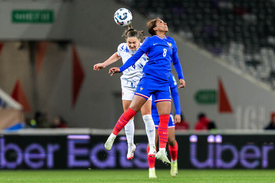 Vilde Bøe Risa of Norway and Grace Geyoro of France