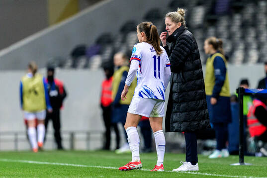 Guro Reiten and Head coach Gemma Grainger of Norway
