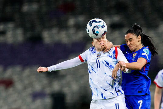 Guro Reiten of Norway and Sakina Karchaoui of France