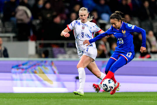 Karina Sævik of Norway and Selma Bacha of France