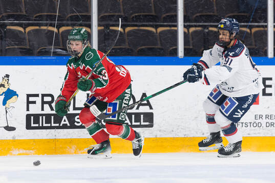 Frölundas Edit Danielsson och Linköpings Olivia Sohrner