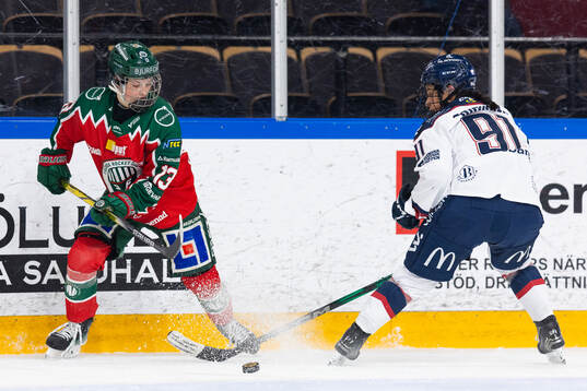 Frölundas Edit Danielsson och Linköpings Olivia Sohrner