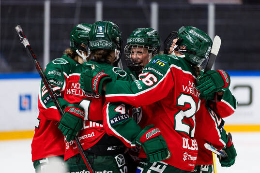 Frölundas Ebba Westerlind jublar med lagkamrater