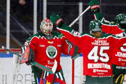 Frölundas målvakt Stephanie Neatby jublar