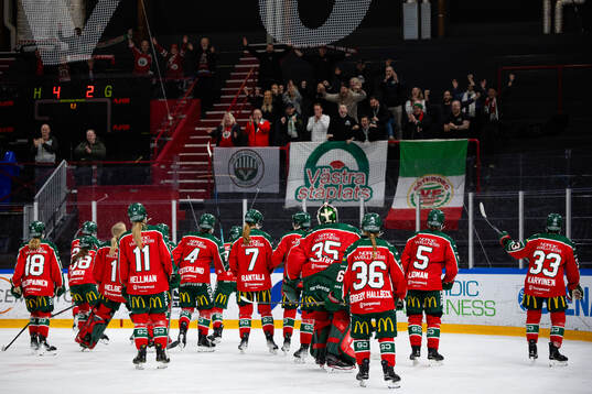 Frölundas spelare jublar och tackar klacken