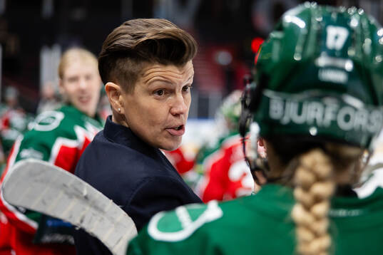 Frölundas tränare Erika Holst pratar med Sofie Lundin