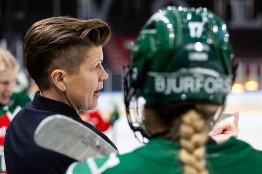 Frölundas tränare Erika Holst pratar med Sofie Lundin