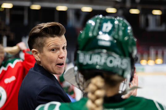 Frölundas tränare Erika Holst pratar med Sofie Lundin