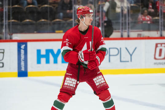 Modos Lukas Jasek innan ishockeymatchen i SHL mellan Modo