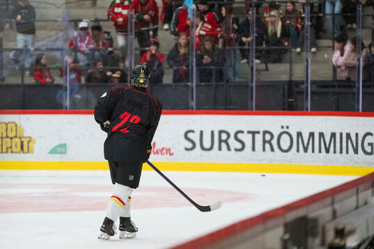 Brynäs Leo Sundqvist innan ishockeymatchen i SHL mellan
