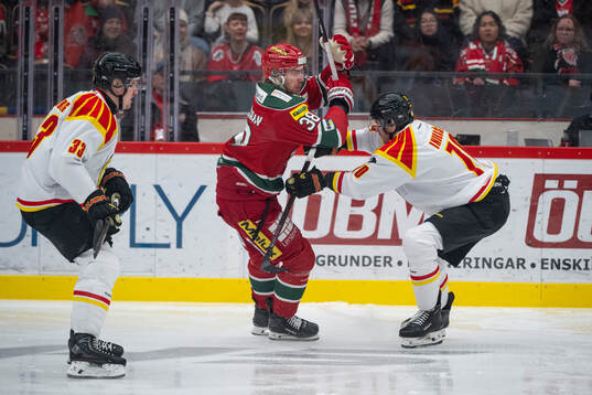 Brynäs Jakob Silfverberg och Miks Indrasis mot Modos Johan