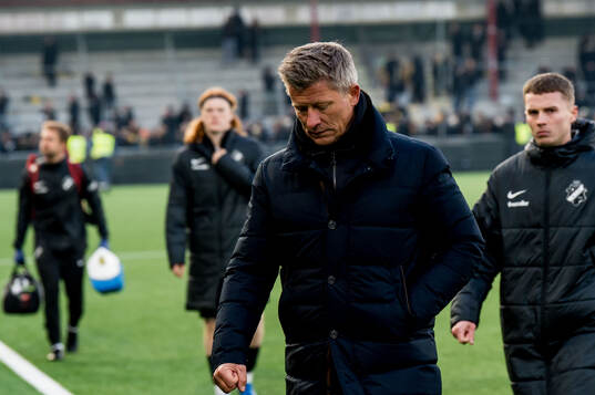 AIKs tränare Mikkjal Thomassen deppar
