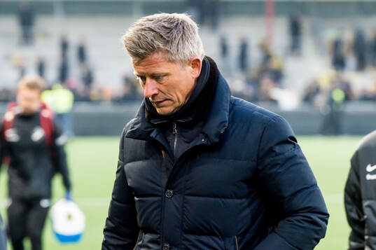 AIKs tränare Mikkjal Thomassen deppar