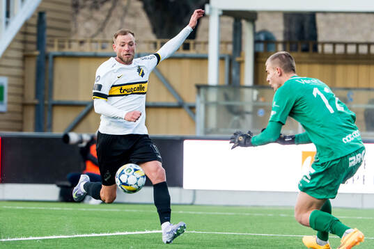AIKs John Guidetti och Trelleborgs målvakt Mathias Nilsson