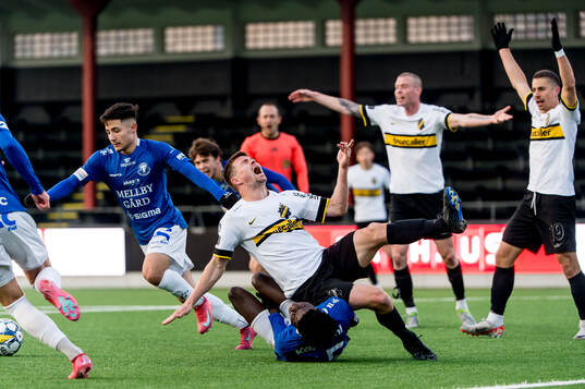 AIKs Mads Døhr Thychosen och Trelleborgs Emmanuel Godwin