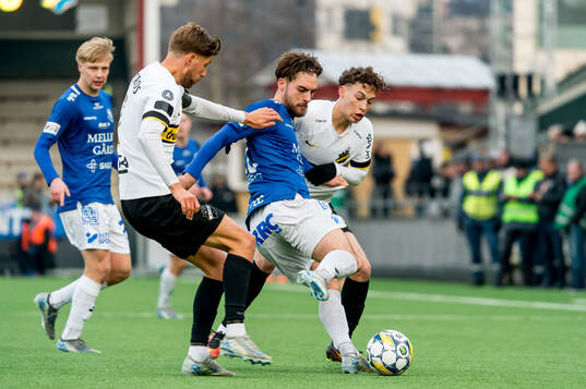 Trelleborgs Felix Hörberg och AIKs Anton Salétros och