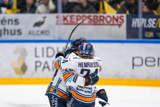 Växjös Karl Henriksson jublar med lagkamrat