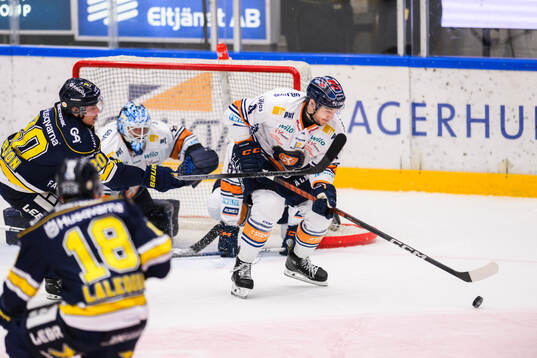 HV71s Andre Petersson och Växjös Keegan Lowe