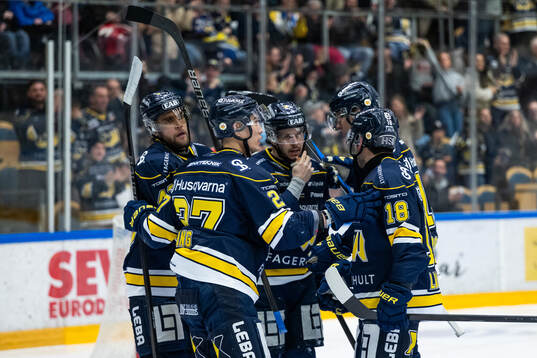 HV71s Joona Luoto jublar med lagkamrater Jonathan Ang och
