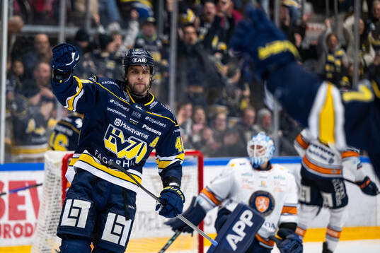 HV71s Joona Luoto jublar