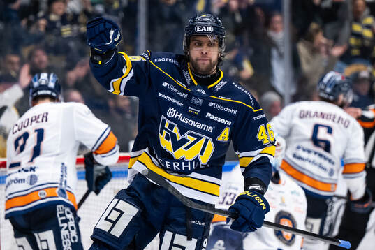 HV71s Joona Luoto jublar