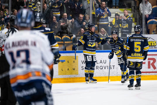 HV71s Oskar Stål-Lyrenäs jublar med lagkamrater